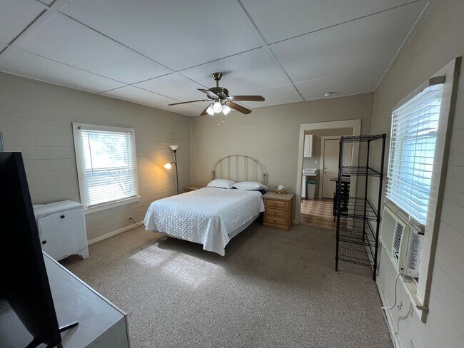 Building Photo - Furnished Downtown Mid Term Rental near East Hill