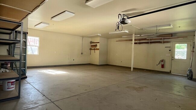 Oversized Garage - 1533 N Ontario St