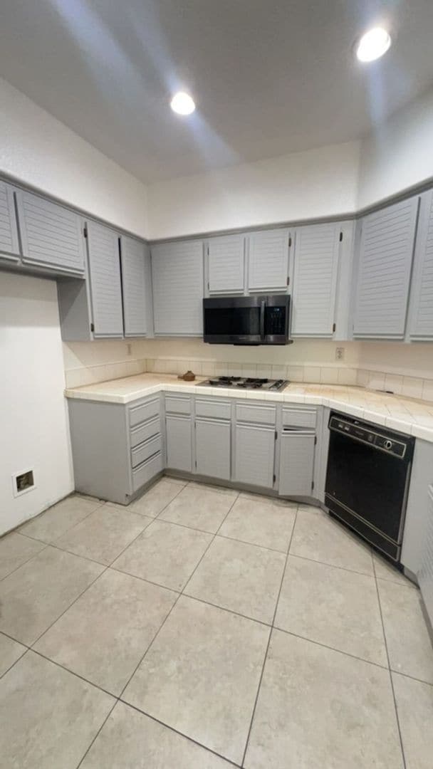 Building Photo - Welcome Home to This Spacious Fontana Rental!!