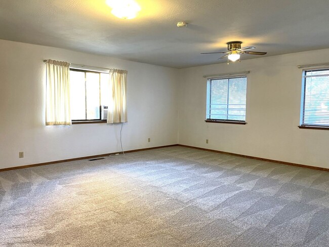 Building Photo - 4 bedroom, 2 bath home in the gated commun...