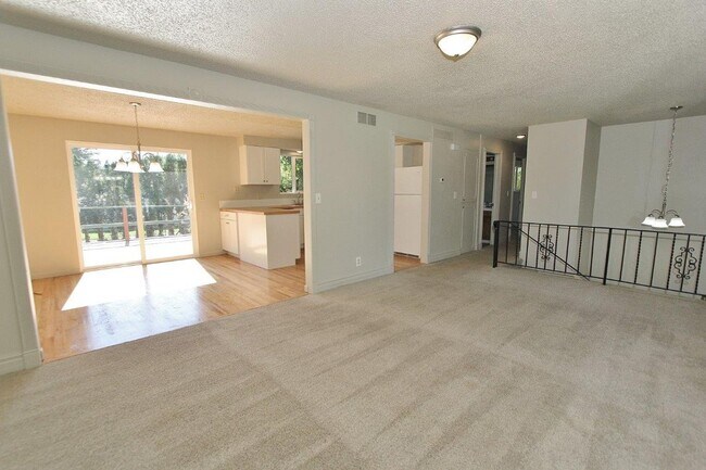Building Photo - Spacious Home in Quiet Neighborhood