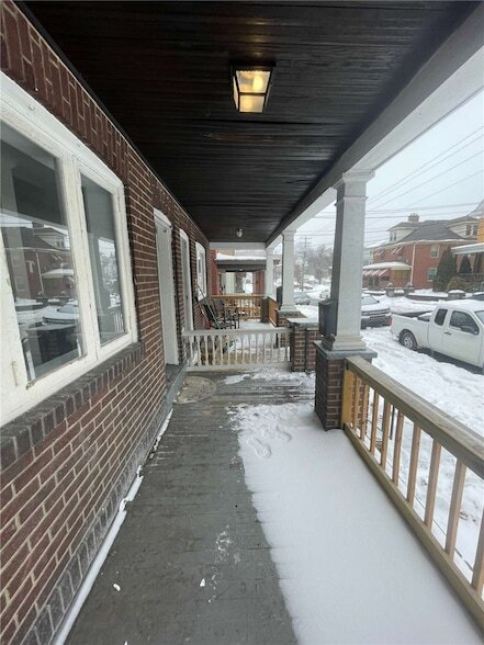 Building Photo - 136 S Spring Ave