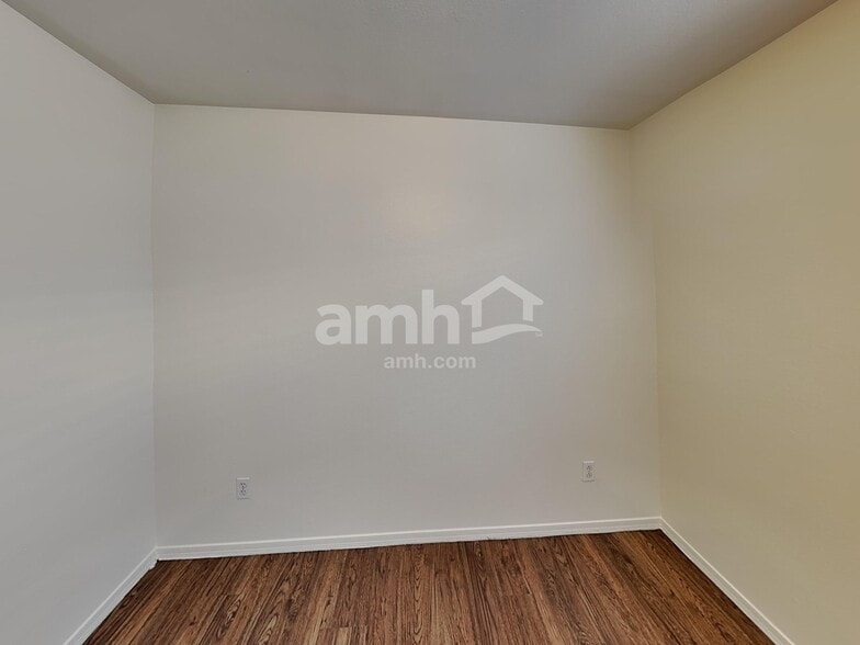 Building Photo - 9045 W Holly St