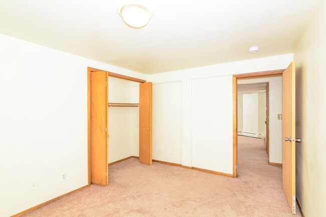 Building Photo - 509 6th St SE