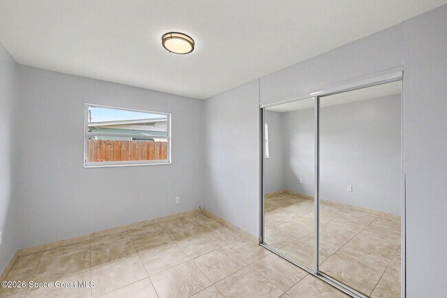 Building Photo - 2292 Lakeview Dr