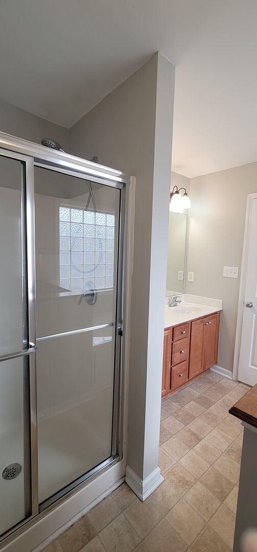 Building Photo - PHENOMENAL 4 Bedroom BEAUTY!!