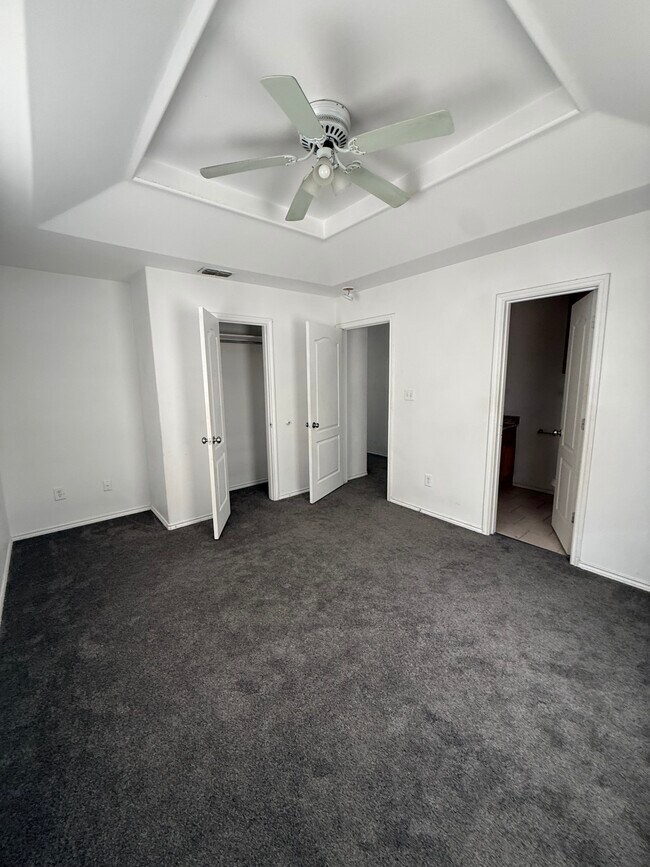 Building Photo - 1304 W Kiwi Ave