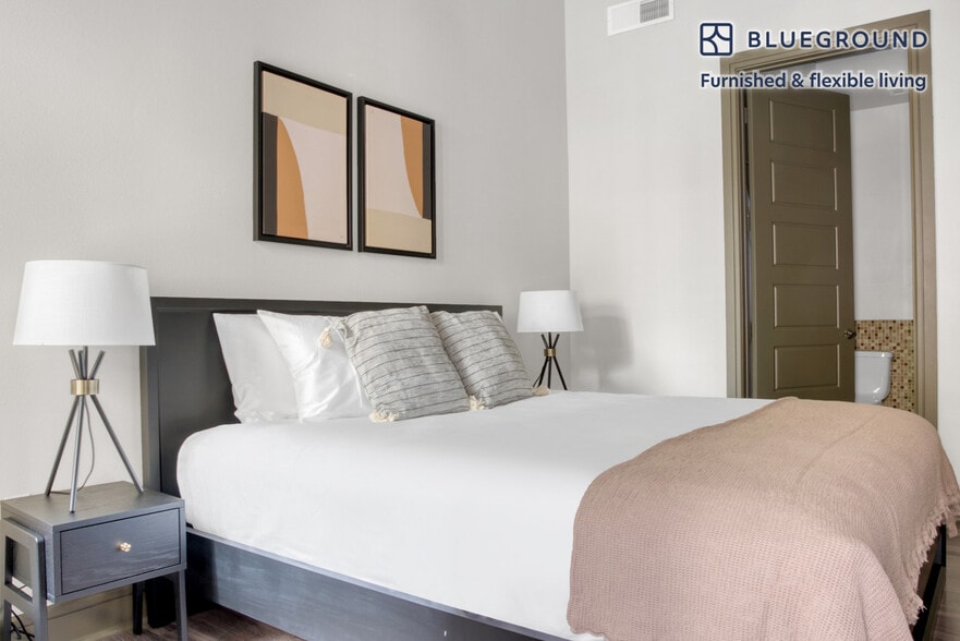 Building Photo - 3201 Esperanza Crossing