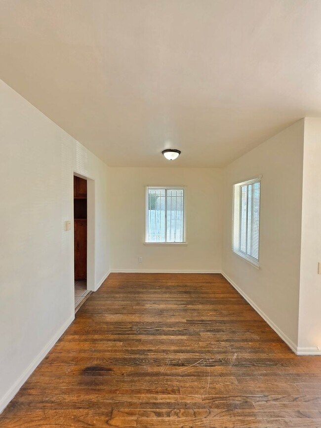 Building Photo - 9618 Kalmia St