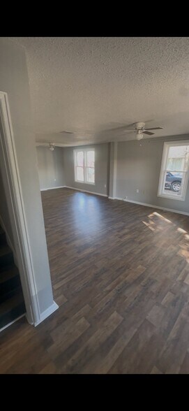 Building Photo - 605 E 8th St