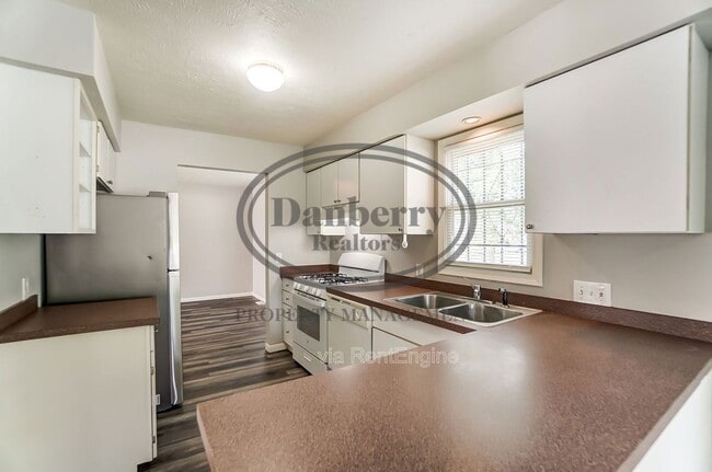 Building Photo - 1103 Searles Rd