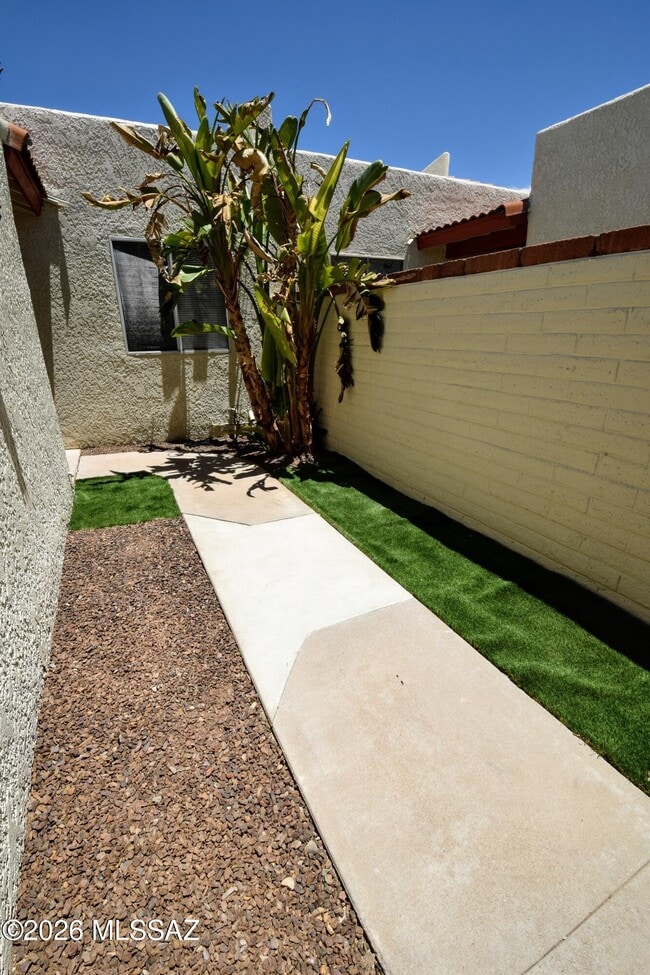 Building Photo - 814 N Crescent Ln