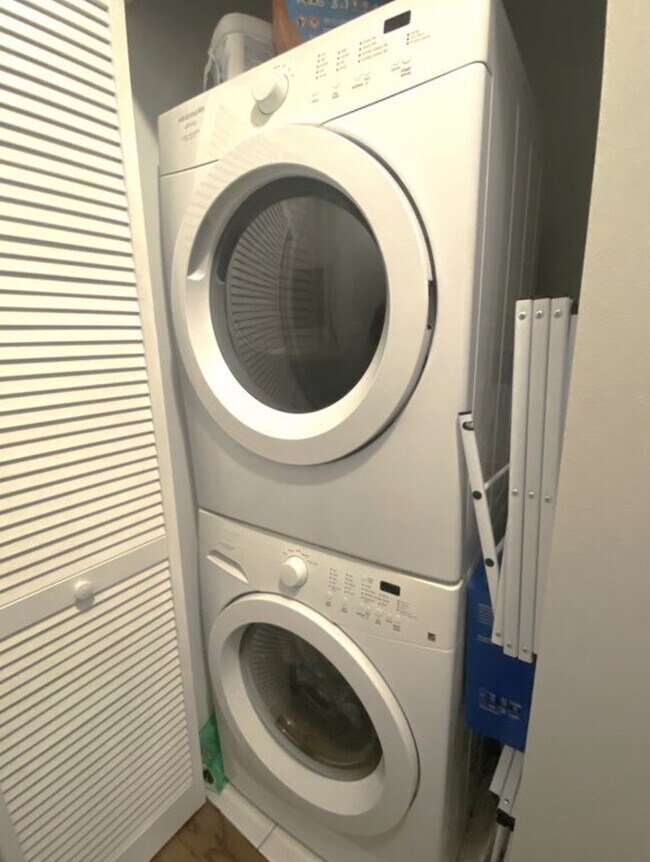 Building Photo - 1644 N Hermitage Ave