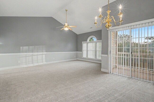 Building Photo - Condo in Arrowhead with brand new paint and carpet!