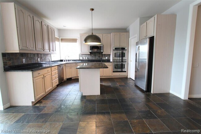 Building Photo - 18547 Clairmont Cir E