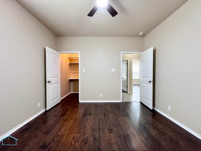Building Photo - A Stunning 5-Bedroom, 3.5-Bathroom Home in the Heart of San Antonio, Texas!