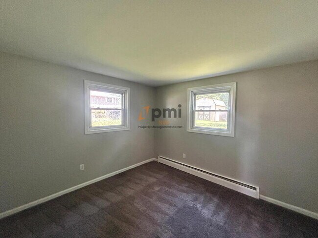 Building Photo - 2591 Parkview St