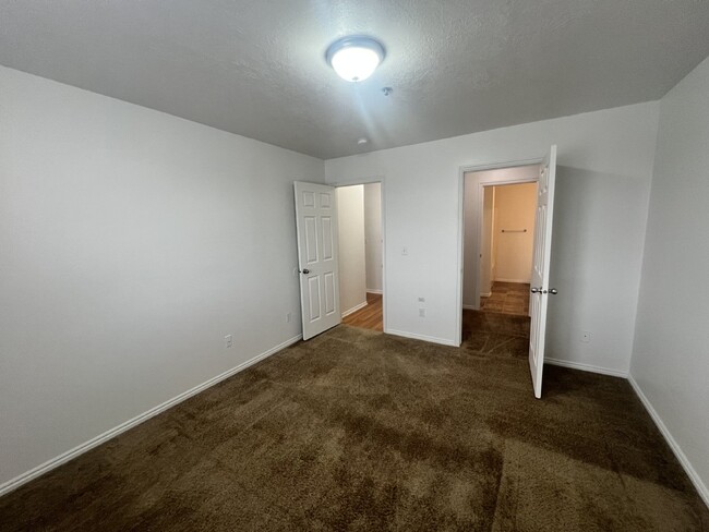 Building Photo - 2 Bed 1 bath in Kearns with Video Tour