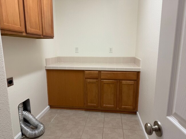 Building Photo - Gorgeous 4 bedroom 2 story home in Anatolia