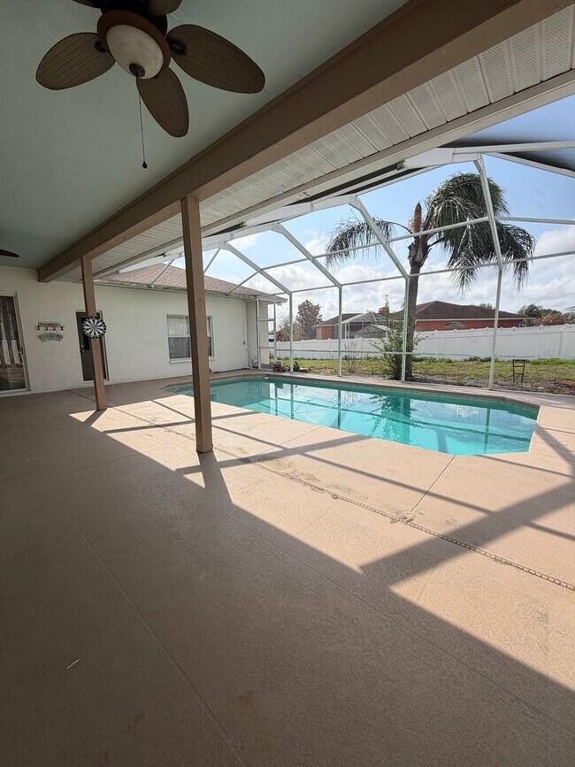 Building Photo - Welcome to your private Florida retreat in Lakeland!