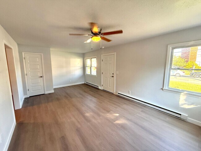 Building Photo - 430 Roanoke St E