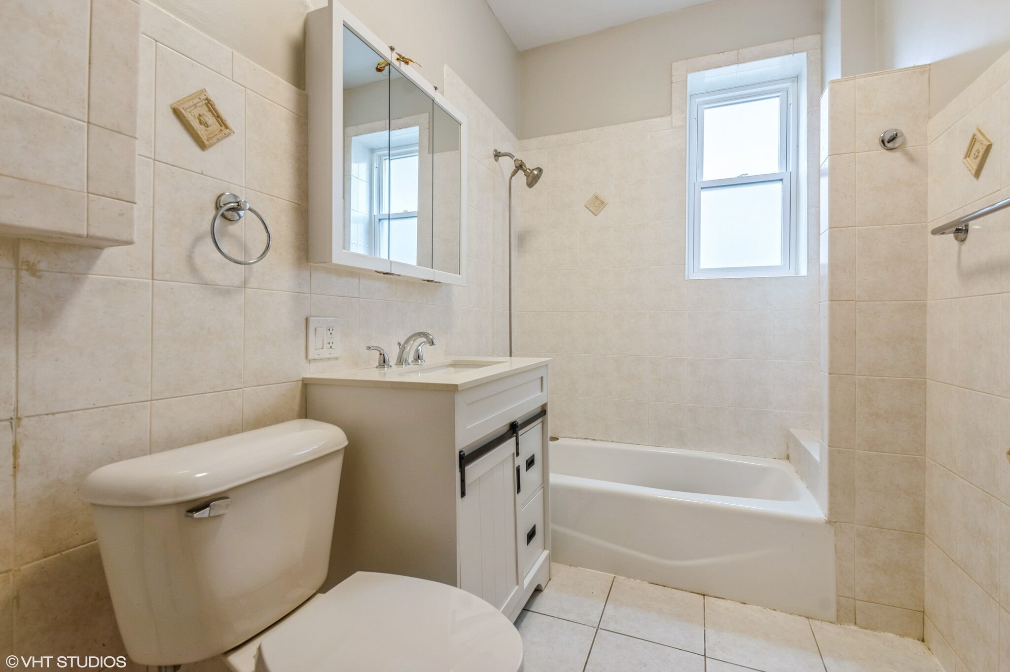 Bathroom Unit #1 - 5138 W Montrose Ave