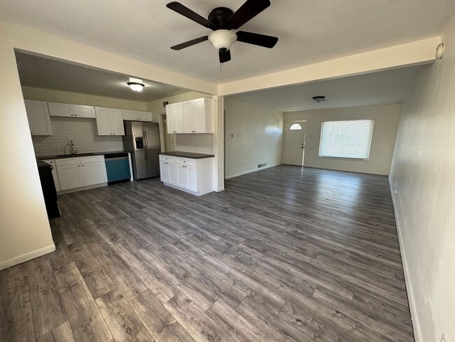 Building Photo - Spacious 4 bedroom 2 bath house with large backyard!