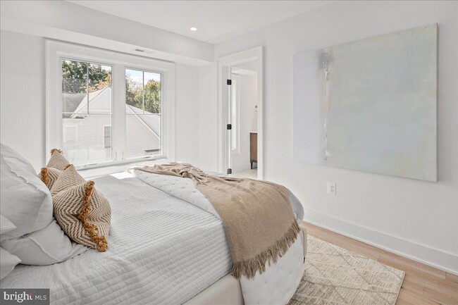 Building Photo - 911 N Irving St