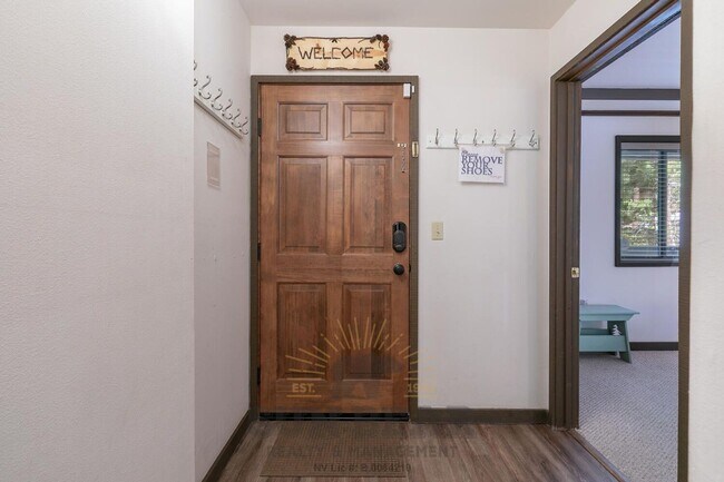 Building Photo - Adorable Condo w Elevator & Open Condo Garage