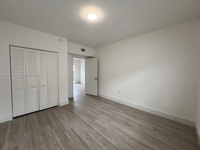 Building Photo - 1900 Calais Dr