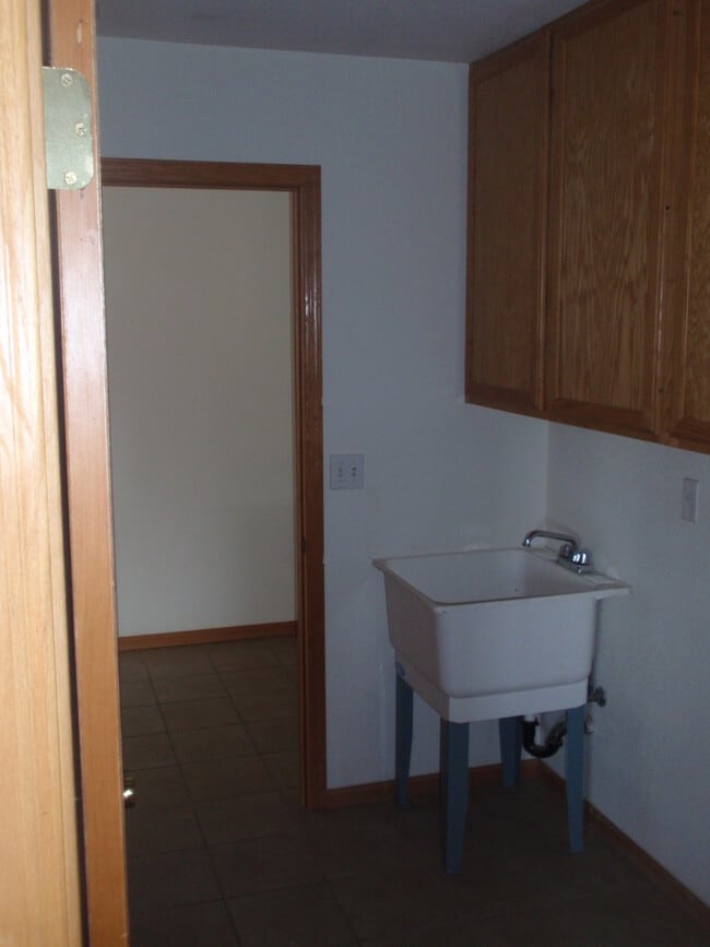 Building Photo - 3 Bedroom Home, garage, fenced yard.
