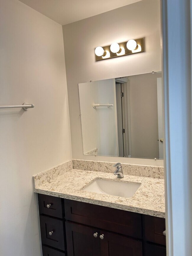 Building Photo - Spacious 2BR Town house in Houma