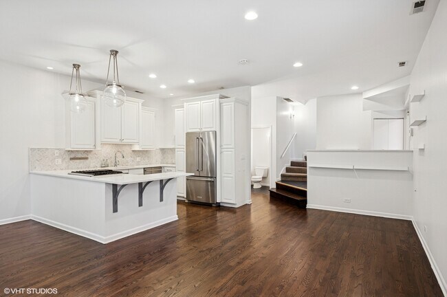 Building Photo - 636 W Schubert Ave