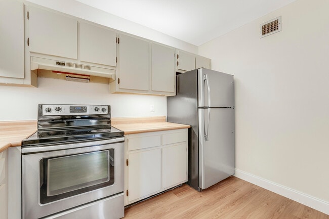 Building Photo - 6489 Chasewood Dr