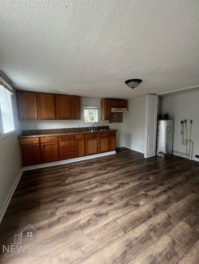 Building Photo - Charming 2BR Home with Large Front Porch & Spacious Kitchen