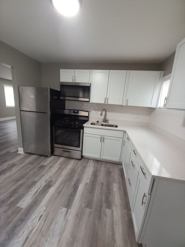 Building Photo - 3 Bedroom Home on a Quiet Block