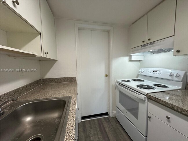 Building Photo - 13285 NE 6th Ave