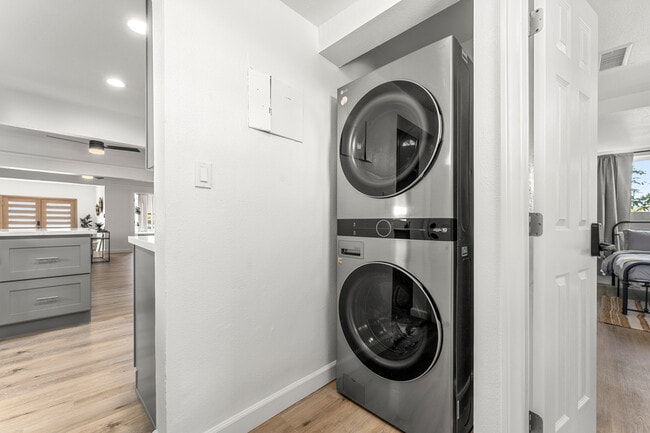 Building Photo - 623 W 42nd St