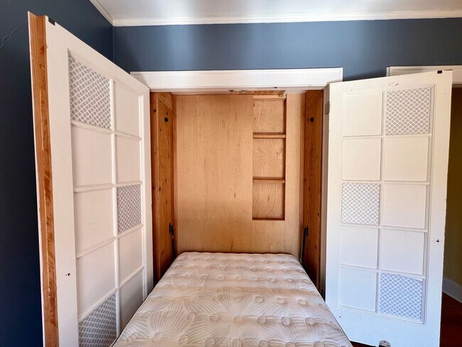 Building Photo - Historic Studio with Murphy Bed, Storage & Prime Alphabet District Location!