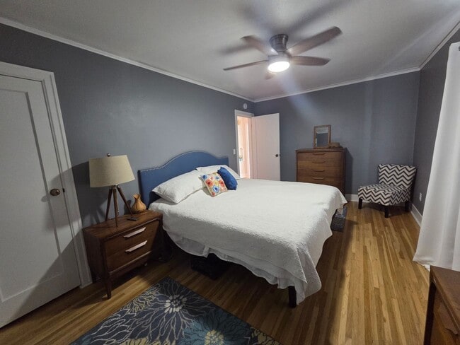 Building Photo - Fully Furnished 1-Bedroom with River Views – Ideal for Traveling Professionals