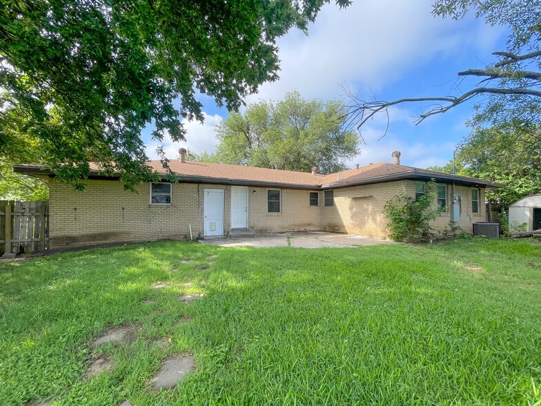 Building Photo - 110 E San Benito Dr