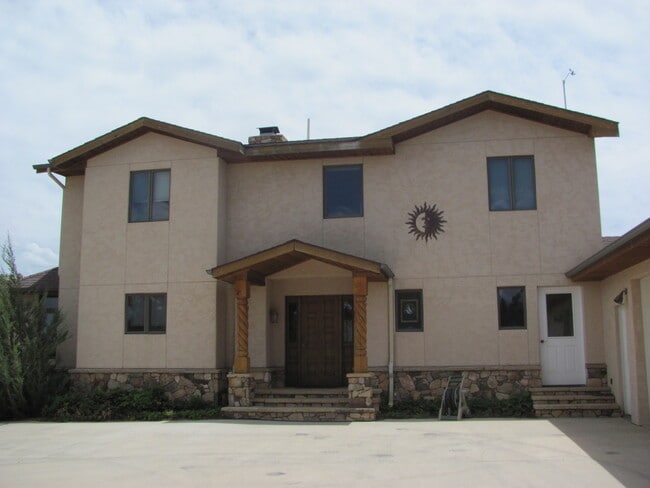 Building Photo - Charming Southwestern Stucco Home