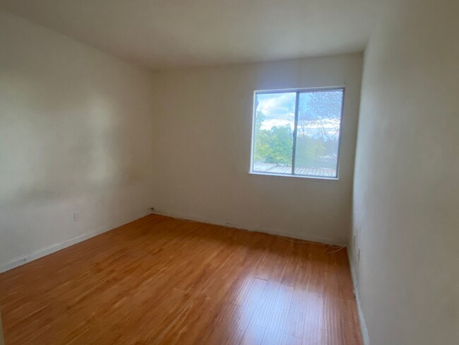 Building Photo - Two Bedroom Condo North Rancho Cucamonga