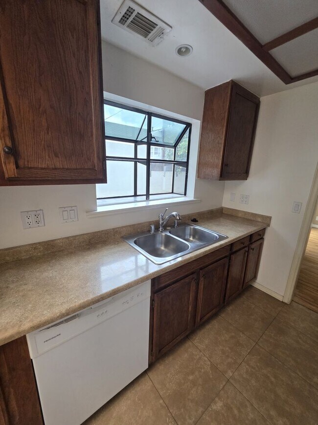 Building Photo - 2072