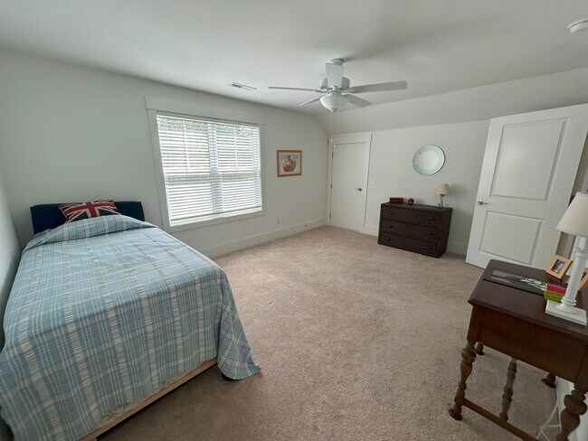 Building Photo - Beautifully appointed furnished 4 bedroom ...