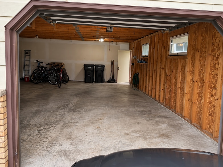 Deep Garage - 1910 Tamarack St