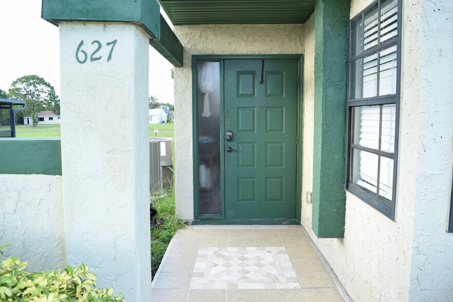 Building Photo - 627 SW Jeanne St