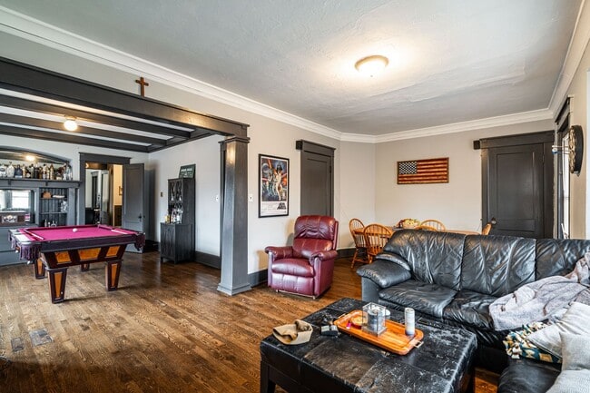 Building Photo - Kenwood flat across from UWM