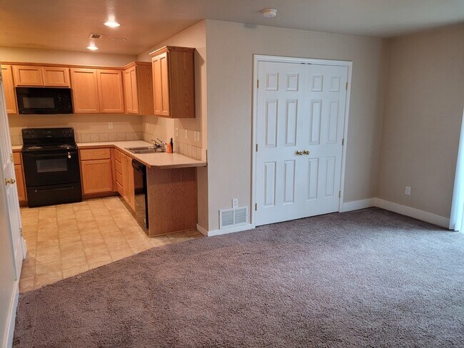 Building Photo - 3 bed Condo in Central Meridian!