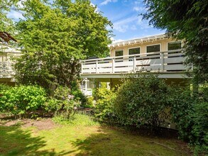 Building Photo - 2Bd/1.25Ba Seattle Townhouse